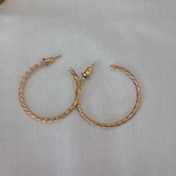 Gold hoop earrings - Picture 1 of 1